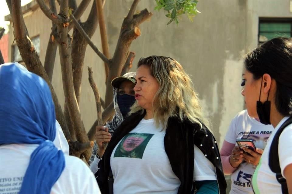 Las madres buscadoras entran a los domicilios y remueven la basura en búsqueda de algún indicio.