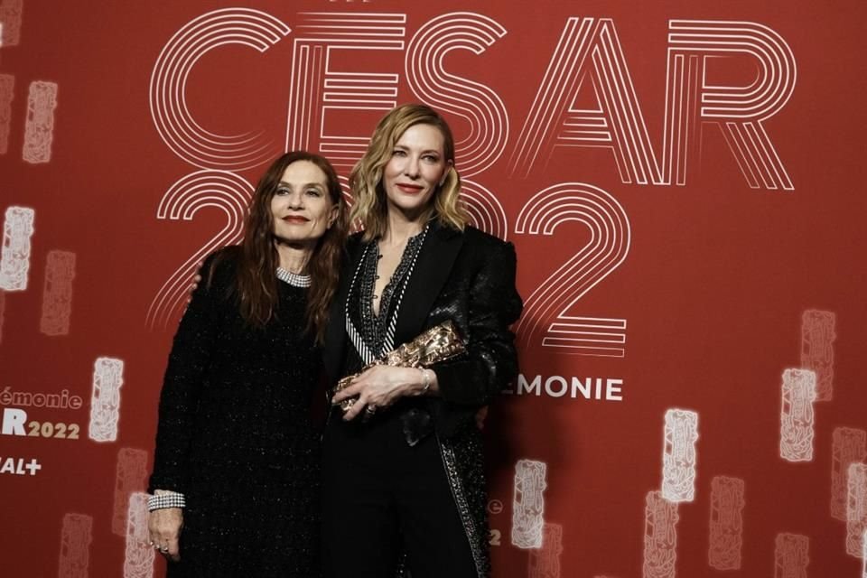 Cate Blanchett, quien lució un vestido Louis Vuitton, recibió el César de Honor de manos de su amiga Isabelle Huppert.