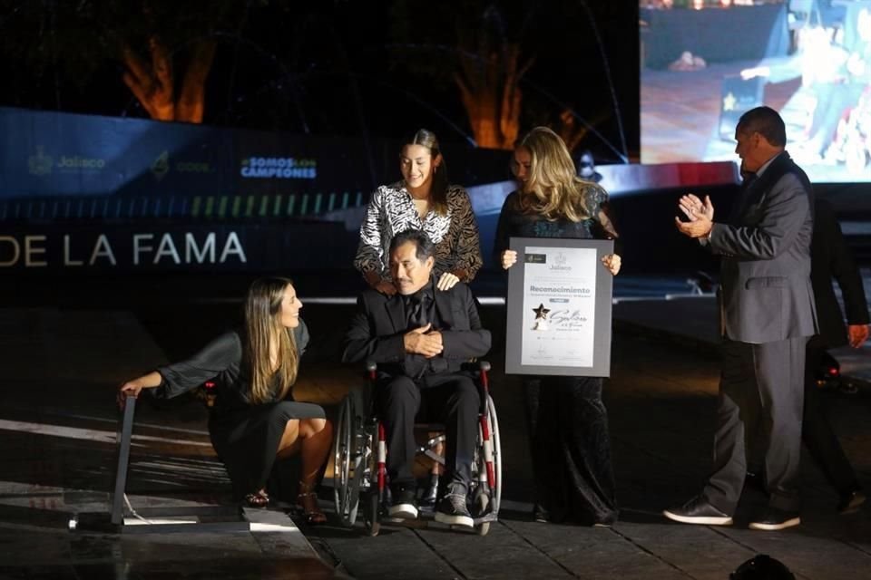 El 'Maestro' Galindo agradeció la distinción y se dijo orgulloso de hacer su carrera en Jalisco.