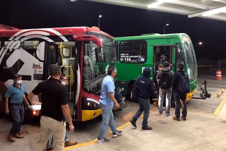 Usuarios reportaron que la zona de abordaje no era segura y estaba sobre la carretera.