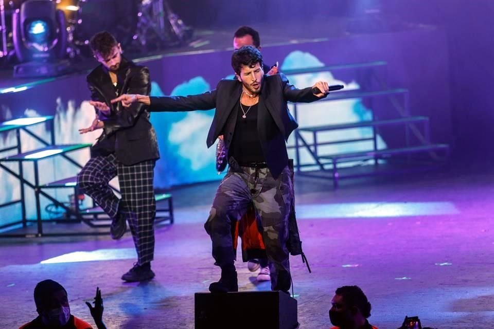 La combinación de la balada romántica y pop latino hizo que la emoción aumentara entre las jovencitas que acudieron al show.