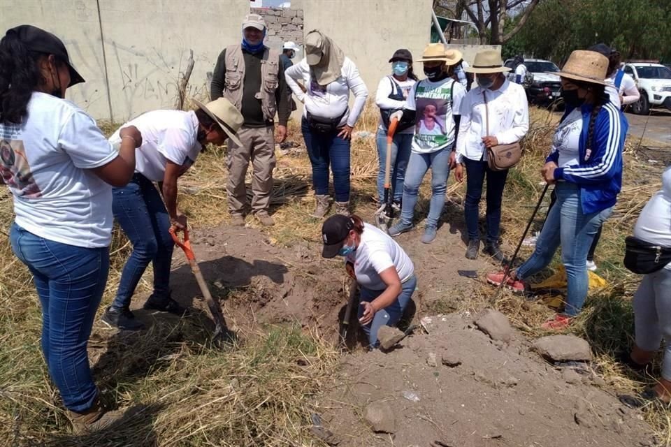 La brigada de búsqueda de desaparecidos encontró restos humanos en un fosa clandestina, en Tlajomulco.