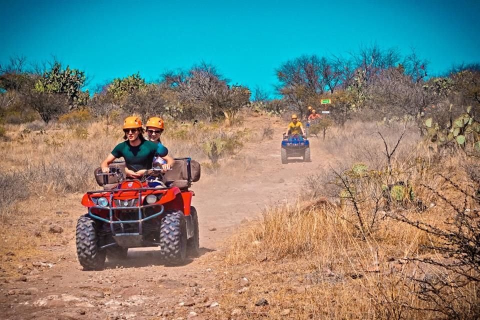 En San Miguel Parque de Aventura se puede seguir un circuito de siete tirolesas y un puente colgante o un recorrido en cuatrimotos por los caminos de terracería.