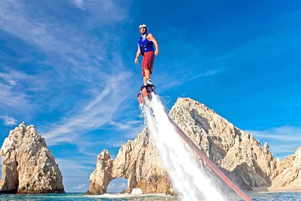 Luego de fijar bien los pies en una tabla, tendrás la oportunidad de sentir como si estuvieras volando sobre el agua en el Jet Blade de Los Cabos.