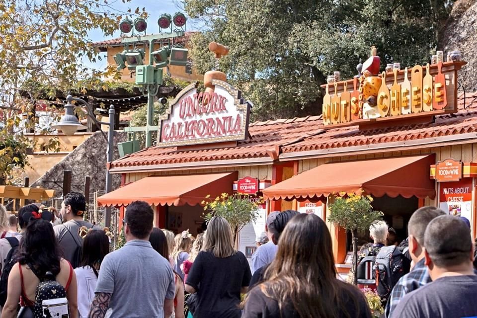 Dentro del parque Disney California Adventure se encontrarán varios Festival Marketplaces, una serie de locales al aire libre que venden alimentos y bebidas.