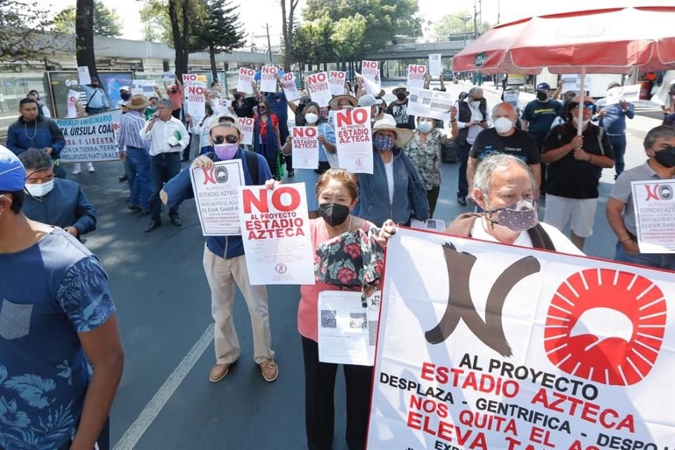 Vecinos de Santa Úrsula Coapa bloquearon ayer Calzada de Tlalpan en protesta al megaproyecto del Estadio Azteca.