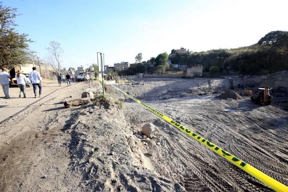 Residentes de colonias afectadas hace un año por Arroyo Seco urgen terminar obras que prevengan una nueva inundación.