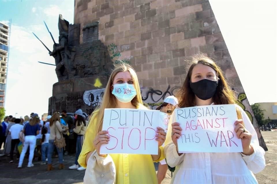 Las dos se llaman Anastasia y son rusas, se conocen en la marcha pacífica que realizaron ucranianos que viven en Guadalajara para reprobar la guerra entre las dos naciones.