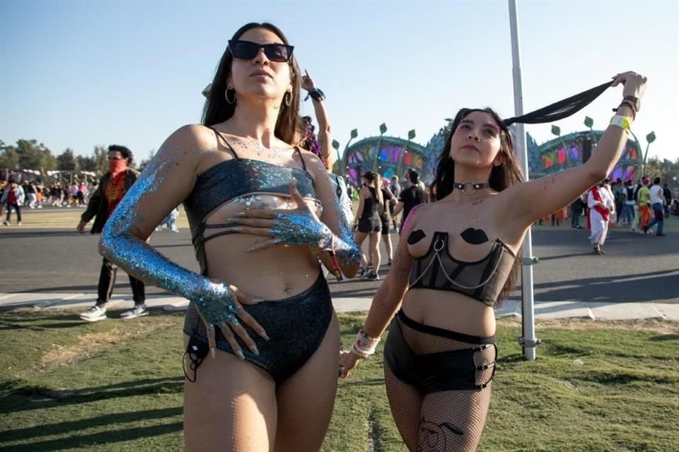 Con el deseo de superar los 90 mil asistentes en su tercer día de locura, el EDC (Electric Daisy Carnival) ha logrado 'fumigar' con alcohol al público.