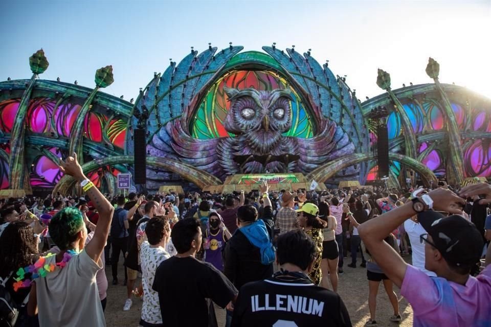 Con el deseo de superar los 90 mil asistentes en su tercer día de locura, el EDC (Electric Daisy Carnival) ha logrado 'fumigar' con alcohol al público.