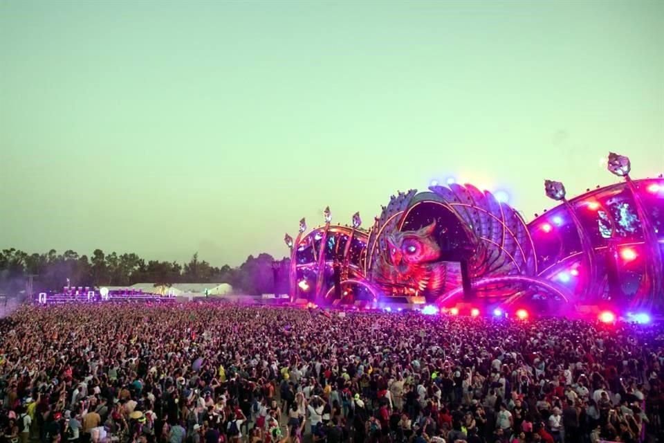 Con el deseo de superar los 90 mil asistentes en su tercer día de locura, el EDC (Electric Daisy Carnival) ha logrado 'fumigar' con alcohol al público.