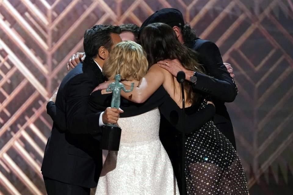 La película 'CODA: Señales del Corazón', donde participa el mexicano Eugenio Derbez (en foto, sosteniendo el galardón), ganó el premio principal en la gala de los SAG Awards.