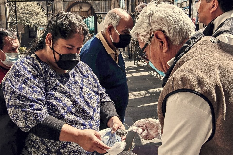 El año pasado no hubo misas por la pandemia, pero pudieron ir por ceniza en bolsitas o servilletas.