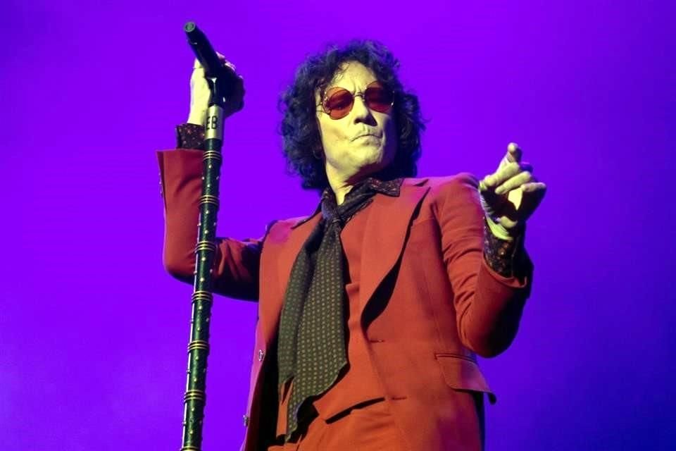 El cantante español Enrique Bunbury anunció este lunes su retiro definitivo de la música, por motivos de salud, como aflicciones de garganta.