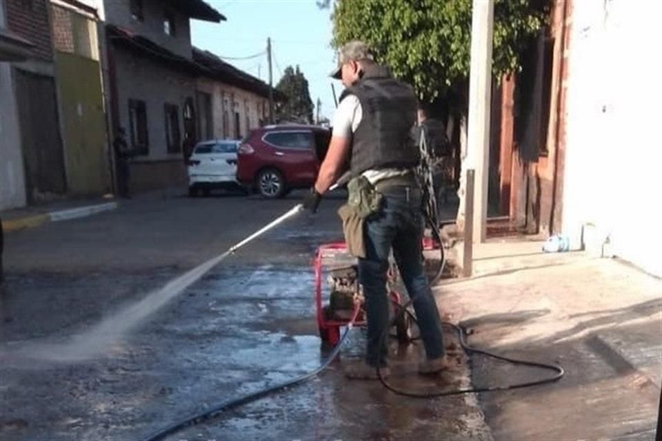 Circulan fotos de integrantes del comando armado limpiando la escena del crimen.