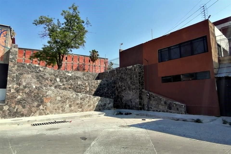 La asociación ha pedido quitar la rampa o subir la barda para que ya no se brinquen al interior.