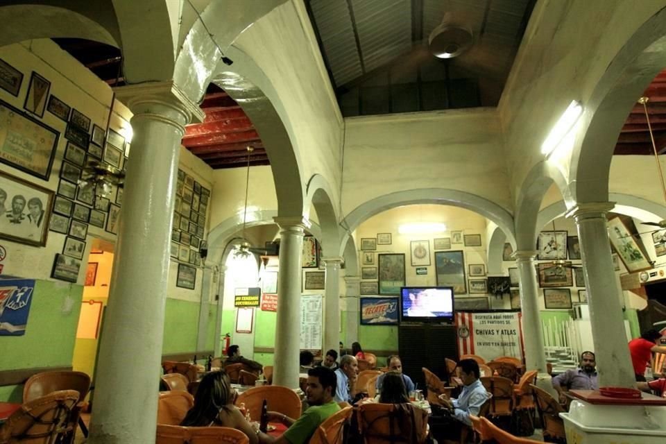 Después de 102 años de operaciones, la cantina más popular de Guadalajara, 'Los Famosos Equipales' cerró sus puertas.