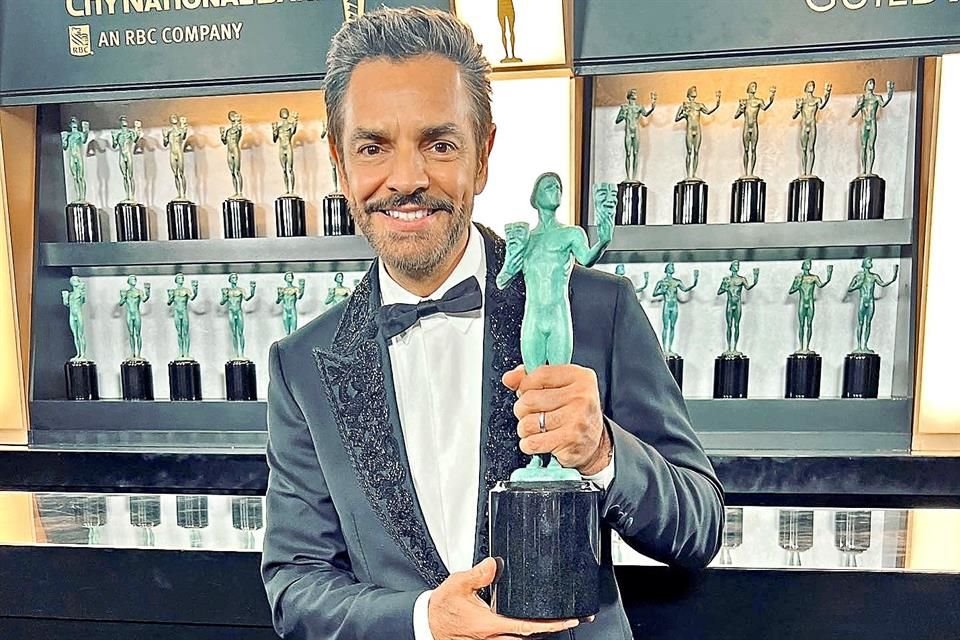 Eugenio Derbez dedica a México el premio de Mejor Ensamble en una Película recibido en los SAG Awards por 'CODA: Señales del Corazón'.