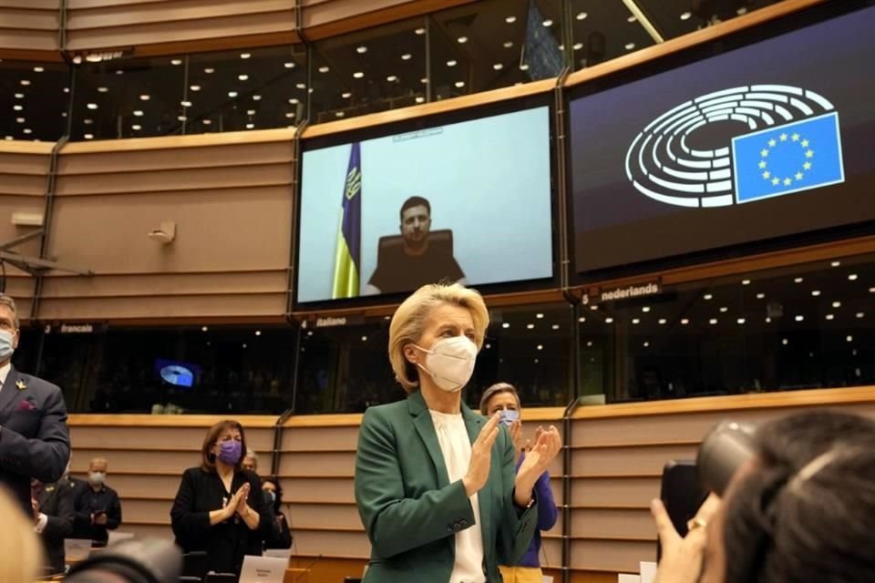 La presidenta de la Comisión Europea, Ursula von der Leyen, aplaude el discurso del Presidente ucraniano, Volodymyr Zelensky, en el Parlamento Europeo.