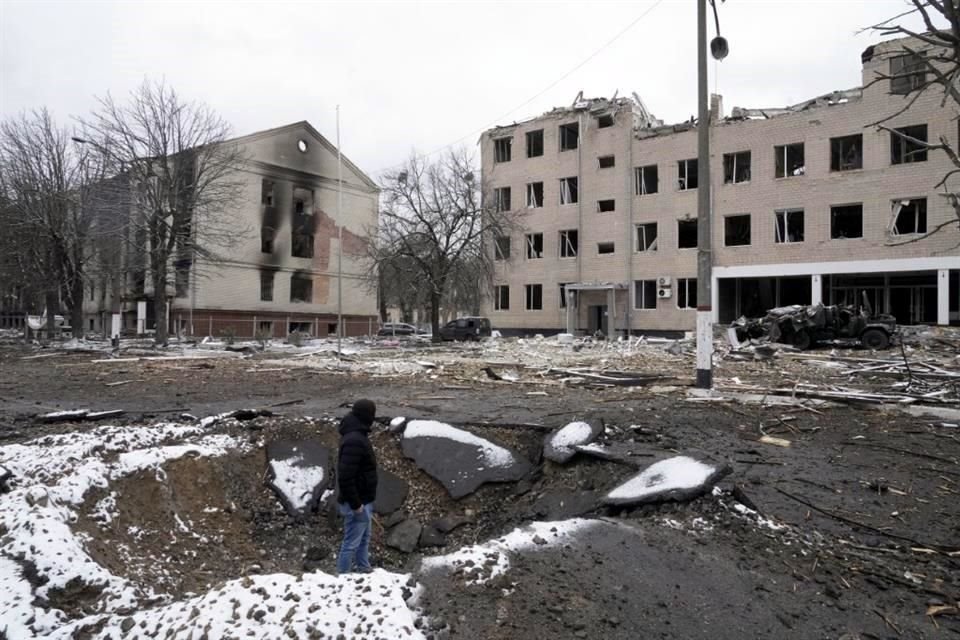 Un voluntario revisa   el crater que dejó un bombardeo en Brovary, a las afueras de Kiev.