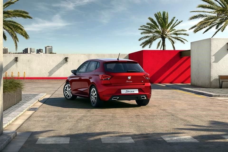 Cuenta con un rendimiento de combustible combinado de hasta 18.9 km/l.