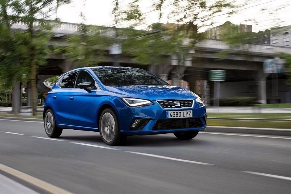 se sumaron nuevos tonos de color para la carrocería como el Azul Zafiro.