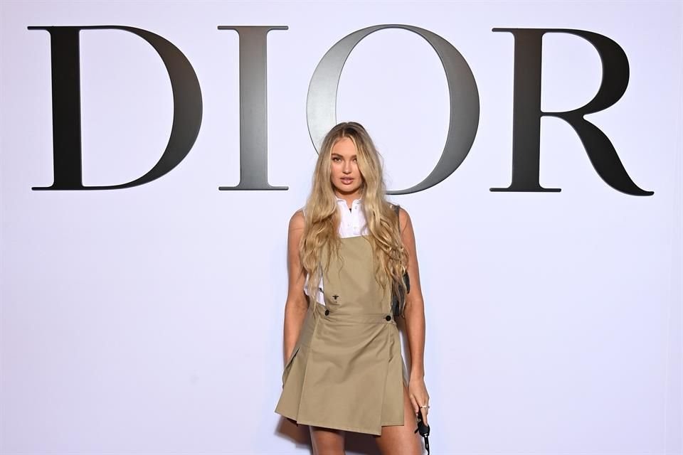 Romee Strijd lució un vestido y accesorios Dior.