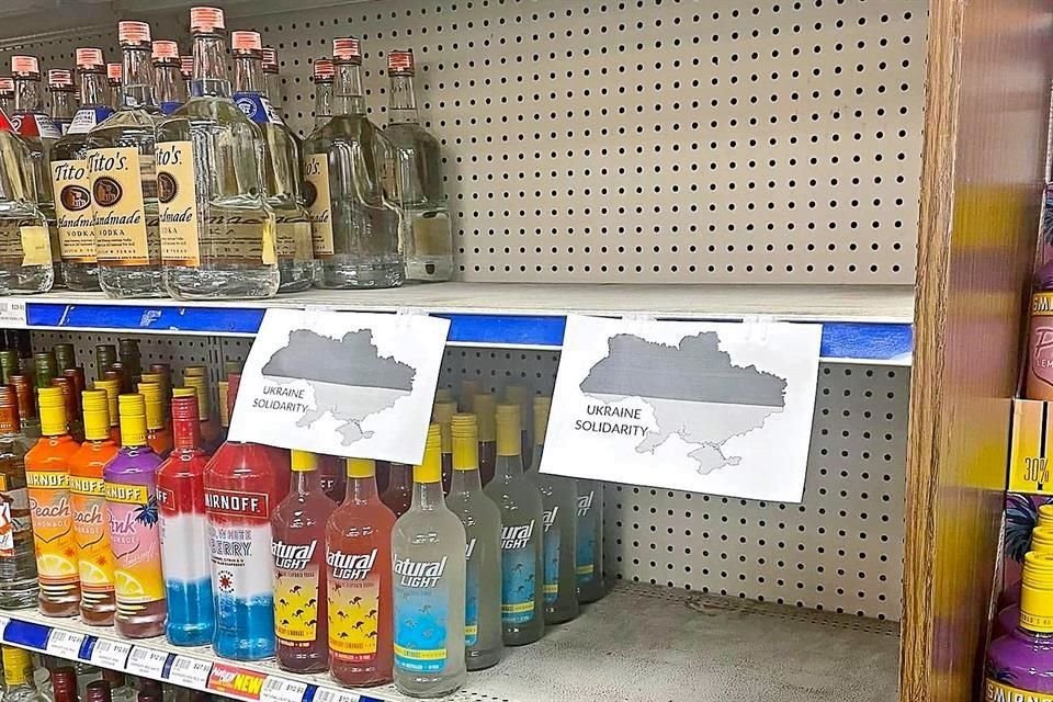 En solidaridad con Ucrania, licorerías en Estados Unidos están retirando de sus estantes los vodkas de Rusia.