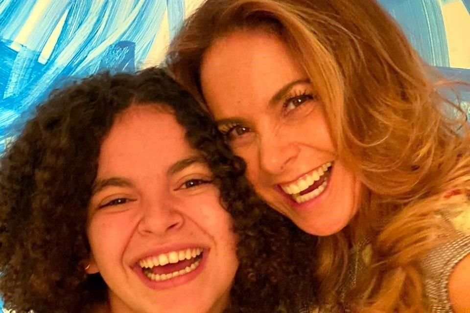 Lucerito hizo coros en el 'Tour Hasta Que se Nos Hizo', que presentaron juntos su madre y su padre Manuel Mijares en Acapulco y Puebla.