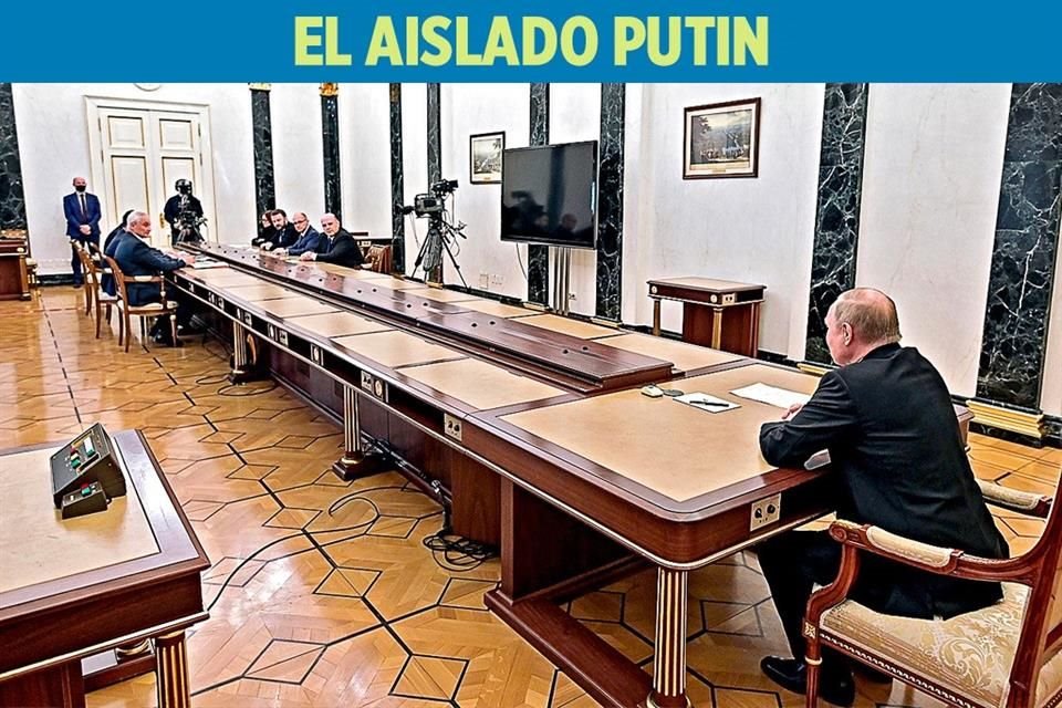 Además del aislamiento mundial, el Presidente ruso se aisla así mismo, manteniendo una distancia en sus reuniones de trabajo.