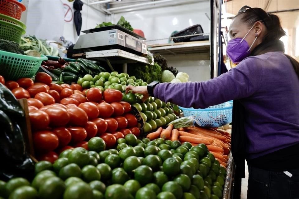 Pese a la ligera disminución en la quincena de marzo, la inflación aún supera por mucho el objetivo de Banxico.