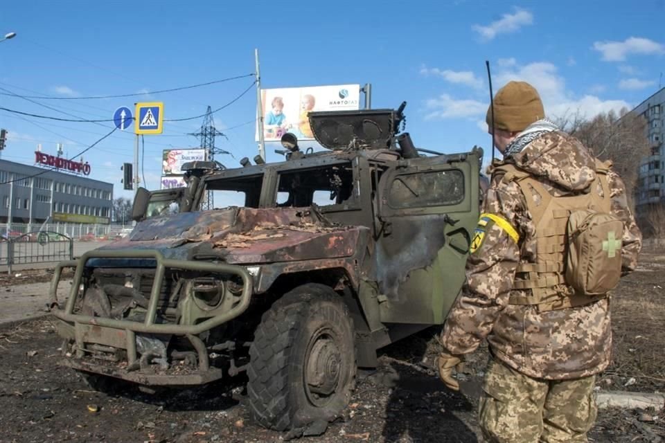 Un soldado ucraniano inspecciona un vehículo dañado el fin de semana en Járkov.