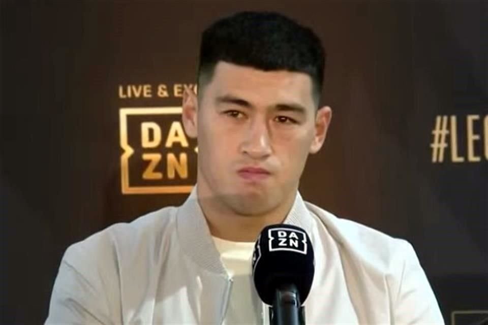 Dmitry Bivol no portó nada alusivo a su país.