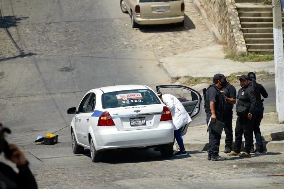 La unidad de transporte público, la cual tenía propaganda que invita a participar en la próxima revocación de mandato, fue hallada con el cuerpo de su conductor en Acapulco.