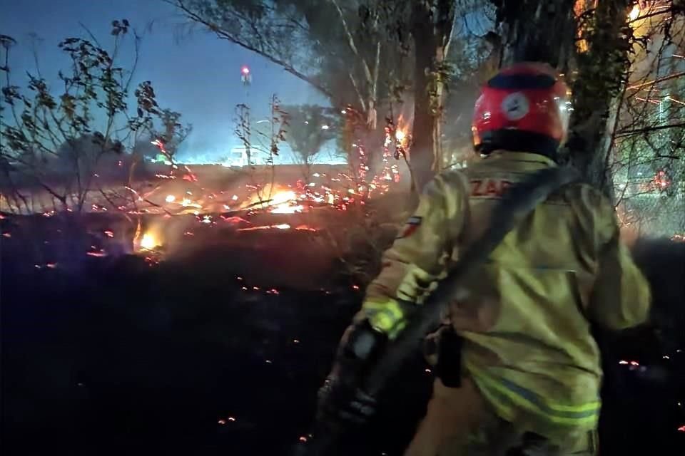 Debido a que el humo de un incendio cercano les estaba afectando, 2 mil 500 estudiantes y maestros del CUCEA fueron evacuados