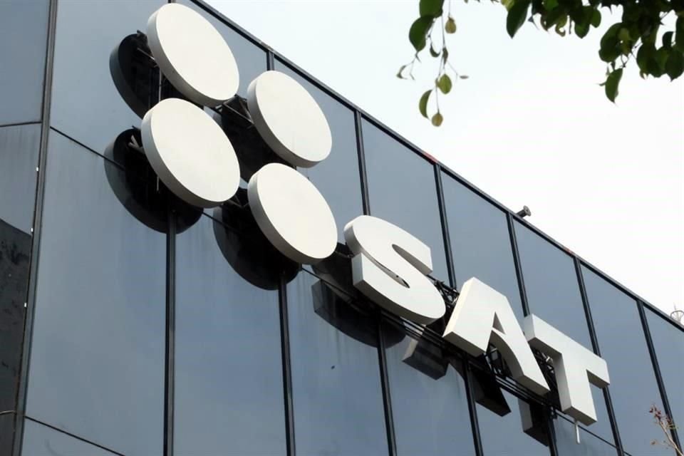 Hasta cuatro meses se llevan algunas personas para completar trámites básicos ante el SAT para poder abrir un negocio.