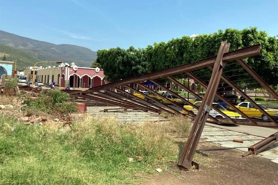 En el Centro de Sayula en lugar de un edificio de valor artístico relevante ahora hay maleza y basura.