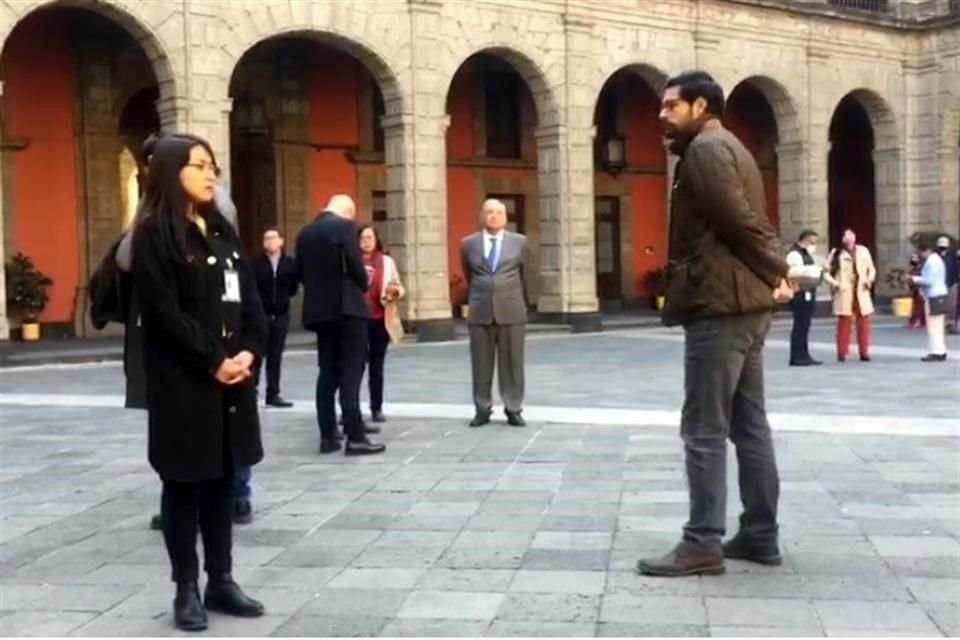 El Presidente permaneció en el patio de Palacio Nacional.