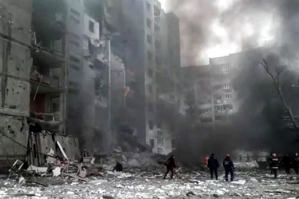 Captura de un video de los servicios de emergencia ucranianos muestra el daño en un área residencial de Chernígov.