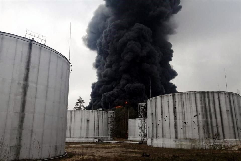 Los bombardeos también afectaron un depósito de combustible en Chernígov.