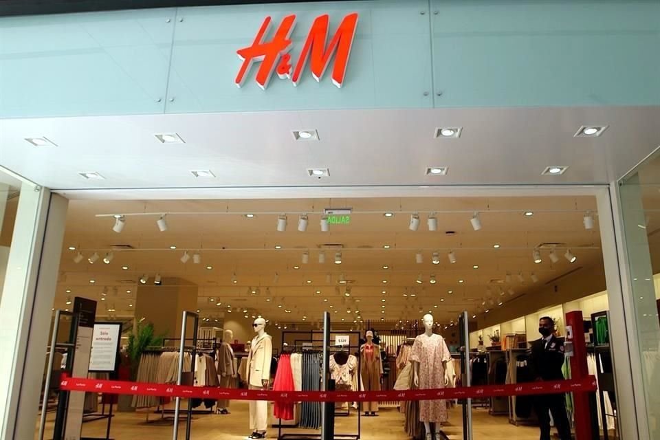 Tiendas como H&M ya se encuentran abiertas en La Perla.