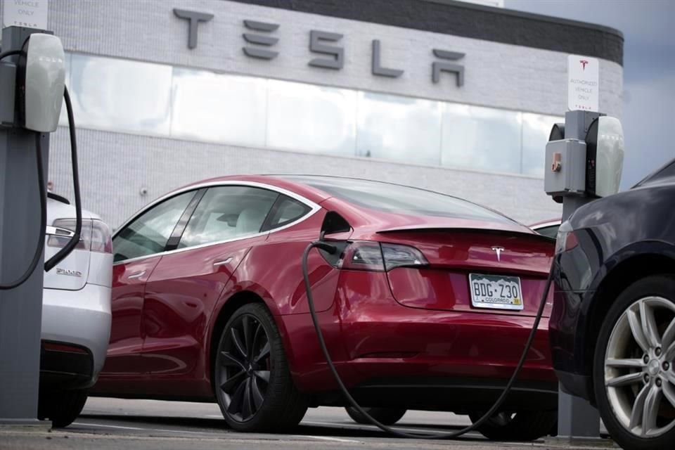 Las acciones de Tesla caían más de 8 por ciento en la Bolsa de Nueva York.