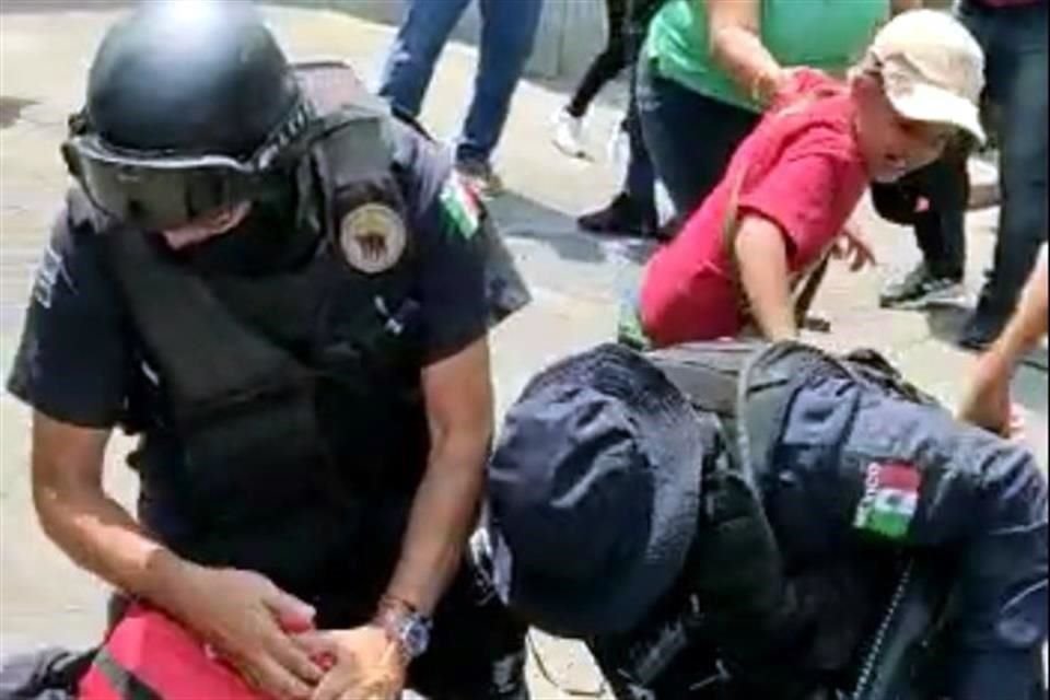 Dos agentes de la Policía Metropolitana fueron grabados en un vídeo cuando caían al piso y forcejeaban con un hombre y dos niños en la Plaza Fundadores, durante un mitin de Pablo Lemus.