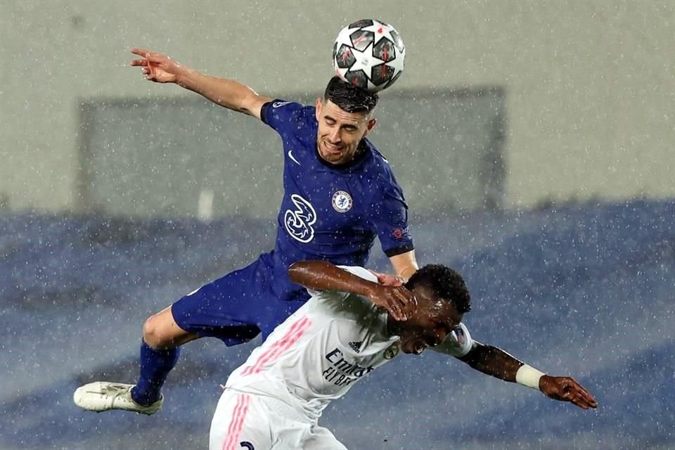 Una fuerte lluvia se hizo presente en el partido.