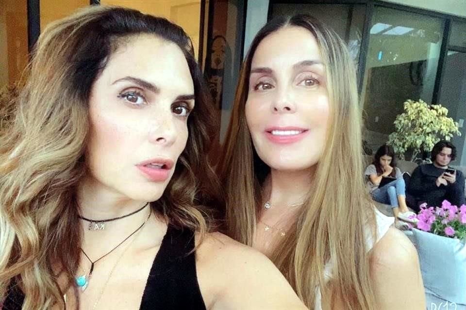 Karla Arelle con Ximena Moctezuma