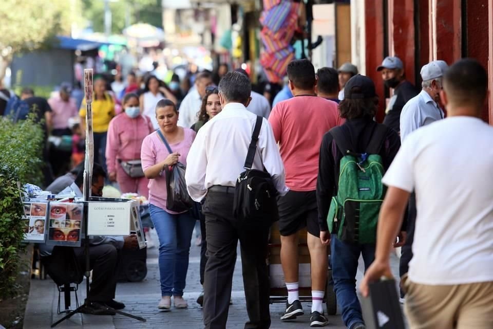 En los andadores del Centro de Guadalajara permanecían ayer los vendedores callejeros.