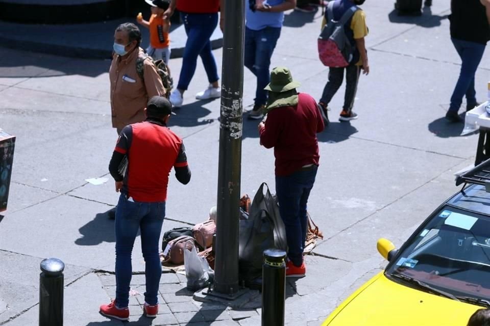Los vendedores se colocan en cualquier sitio.