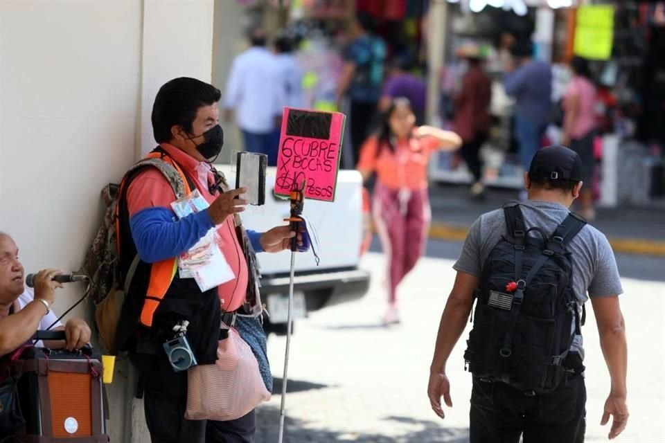 Ante la pandemia de Covid, se ha disparado la venta de cubrebocas.