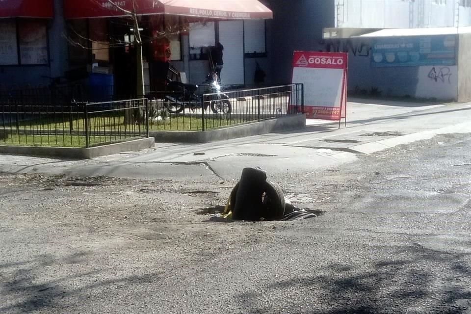 El socavón se encuentra entre las calles Colegio Militar y Avenida del Bronce, en El Fortín, en Zapopan.