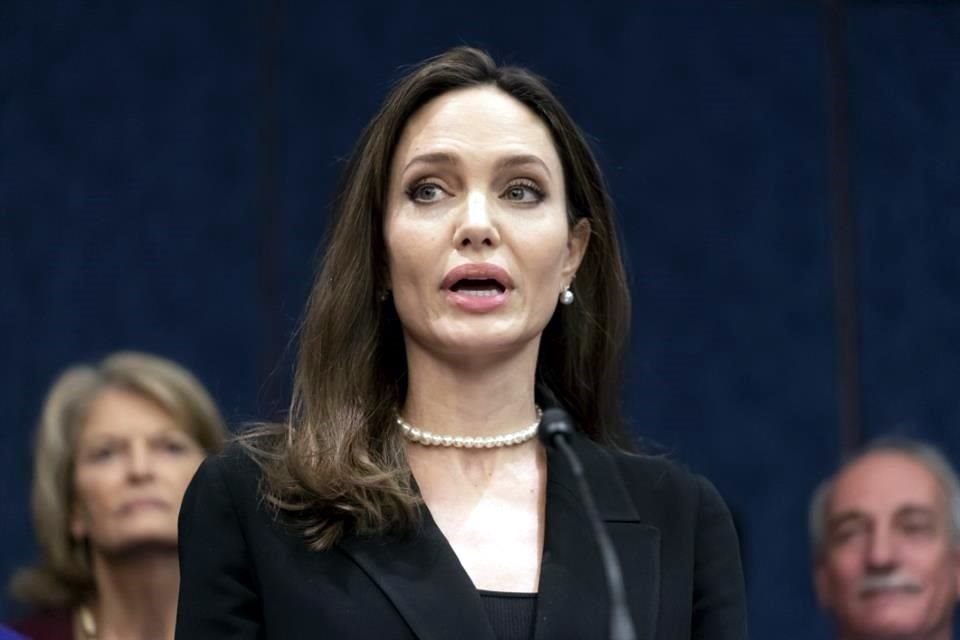 Angelina Jolie firmó un contrato con la productora estadounidense Fremantle; su primer proyecto será dirigir 'Without Blood' en Italia.